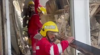 مباشر بالفيديو انقاذ عامل والبحث مستمر فرق الدفاع المدني تواصل البحث والإنقاذ في…