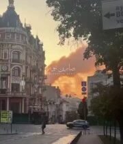 بالفيديوحريق في مبنى رئاسة الوزراء بالعاصمة كييف بعد هجوم روسي عنيف بالصواريخ وا…