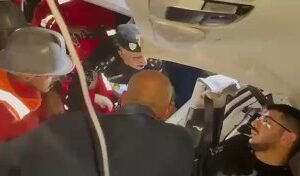 بالفيديو مدير الدفاع المدني في كربلاء يتحدث مع أحد المواطنين المحاصرين تحت الجسر…