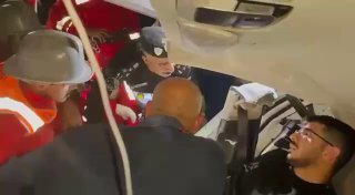 بالفيديو مدير الدفاع المدني في كربلاء يتحدث مع أحد المواطنين المحاصرين تحت الجسر…