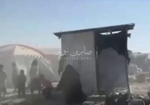 بالفيديو نساء وأطفال عصابات د١١عش في مخيم الهول في سوريا يرشقون عجلة فريق صحفي ب…