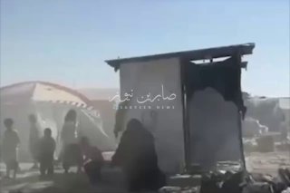 بالفيديو نساء وأطفال عصابات د١١عش في مخيم الهول في سوريا يرشقون عجلة فريق صحفي ب…