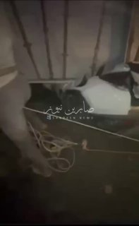 تحديث || بالفيديو لا تزال الضحايا داخل العجلات تحت الجسر وفرق الانقاذ تحاول الوص…