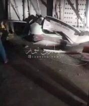 الى هذه اللحظة لم تصل فرق الانقاذ وعدد الضحايا والعجلات الذين تحت الجسر غير معلو…