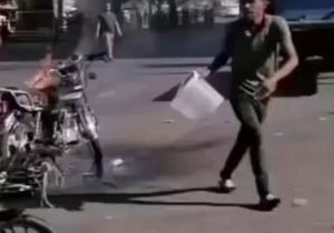 متابعات | بالفيديو شاب يُضرم النار في دراجته بعد حجزها من قبل المرور في محافظة ك…