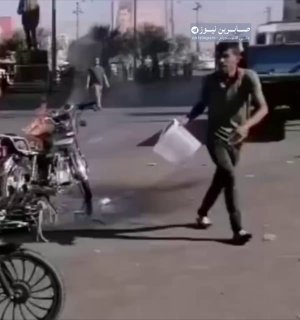 متابعات | بالفيديو شاب يُضرم النار في دراجته بعد حجزها من قبل المرور في محافظة ك…