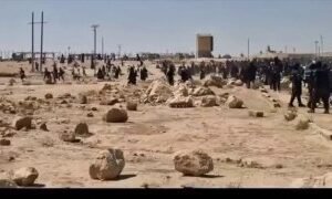 بالفيديومناوشات ورمي بالحجارة بين عوائل عناصر عصابات د١١عش وميليشيا قسد خلال حمل…