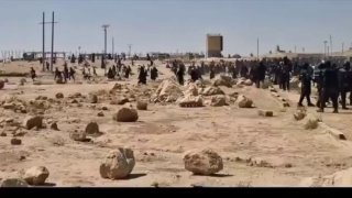 بالفيديومناوشات ورمي بالحجارة بين عوائل عناصر عصابات د١١عش وميليشيا قسد خلال حمل…