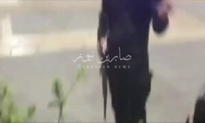 شاهد | بالفيديوعناصر من العصابات التكفيرية يعتدون على سيدة سورية بالضرب والسحل، …