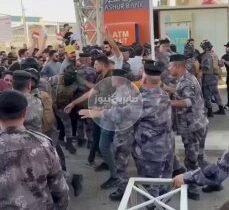 متابعات | بالفيديو توتر وتدافع بين القوات الامنية والمهندسين المطالبين بالتعيين …