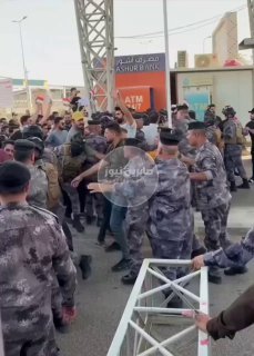 متابعات | بالفيديو توتر وتدافع بين القوات الامنية والمهندسين المطالبين بالتعيين …