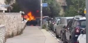 #عاجـــــــــــــــل متظاهرون يشعلون النار بمحيط منزل نتنياهو…