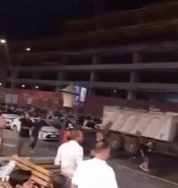 بالفيديوأصحاب المحال التجارية المتجاوزة في منطقة المنصور ببغداد يهاجمون آليات ال…