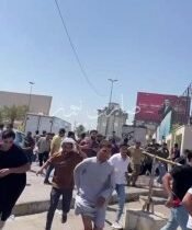 بالفيديو الاعتداء على خريجي المجموعة الطبية اليوم في ساحة التحرير وسط العاصمة بغ…