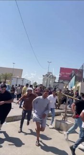 بالفيديو الاعتداء على خريجي المجموعة الطبية اليوم في ساحة التحرير وسط العاصمة بغ…