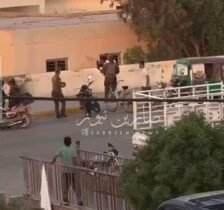 بالفيديو حماية أحد النائبين يعتدون بالضرب على أهالي ناحية بهرز بعد رفضهم الاشتبا…