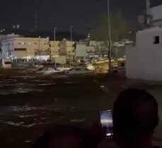 بالفيديو بلا امطار محافظة عسير السعودية تجتاحها السيول وتداهم الأسواق والمركبات….