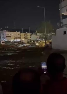 بالفيديو بلا امطار محافظة عسير السعودية تجتاحها السيول وتداهم الأسواق والمركبات….