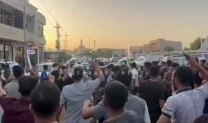 بالفيديو بهتاف مانريده مانريده مواطنين وشباب بهرز في ديالى يرشقون رتل النائب احم…