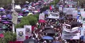 اليمن العزيز جانب من مسيرة طلاب وأكاديميي جامعة ⁧ صنعاء ⁩ بعنوان:  “جامعاتنا تجد…