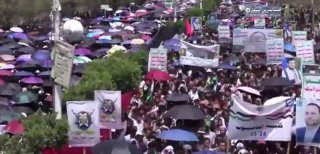 اليمن العزيز جانب من مسيرة طلاب وأكاديميي جامعة ⁧ صنعاء ⁩ بعنوان:  “جامعاتنا تجد…