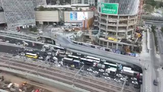 بالفيديو صهاينة يغلقون أحد الشوارع الرئيسية في وسط فلسطين المحتلة للمطالبة بإبرا…