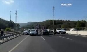 فلسطين المحتلة اغلاق طرق رئيسية وتظاهرات للمستوطنين الصهاينة في القدس للمطالبة ب…