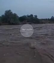 متابعات |بالفيديو السيول تضرب مناطق من محافظة جازان في السعودية تتسبب في إغلاق ا…