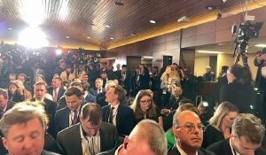 الصحفيون وأعضاء الوفود ينتظرون بدء المؤتمر الصحفي بين بوتين وترامب…