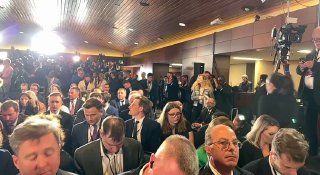 الصحفيون وأعضاء الوفود ينتظرون بدء المؤتمر الصحفي بين بوتين وترامب…