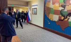 انتهاء اجتماع ترمب وبوتين في ألاسكا – الاحمق ترامب: الاجتماع المقبل سيحضره زيلن…