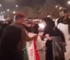 بالفيديو أحد منتسبي وزارة الداخلية يسحب العلم الإيراني من إحدى الزائرات بطريقة م…