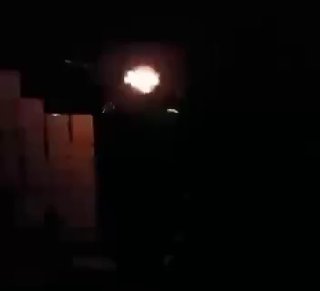 سوريا المحتلة اشتباكات مستمرة بين عصابات الجولاني الارهابية وميليشيات قسد على ضف…