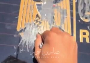 بالفيديو شخص عنصري من اربيل يهاجم عجلة سائح ويمسح كلمة جمهورية العراق ويقول اربي…