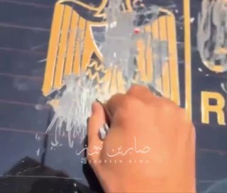 بالفيديو شخص عنصري من اربيل يهاجم عجلة سائح ويمسح كلمة جمهورية العراق ويقول اربي…