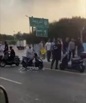 بالفيديو | لبنان رافعين أعلام الجمهورية الإسلامية الإيرانية،،، تجمّعٌ شعبي في طر…