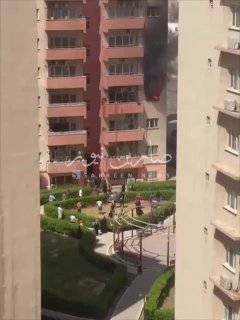 جانب اخر من الحريق الذي اندلع في مجمع الزهور ببغداد وطريقة انقاذ العوائل من خلال…