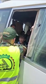 زيارة الأربعين أحد أفراد الجهد الخدمي والهندسي للحشد الشعبي يقدّم الإرشاد والدعم…