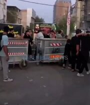 خِدمة… موكبٌ يطهِّر الأرض، ويمسح عن طرقات كربلاء غبار التعب، لتبقى ممهدة لخطى ال…