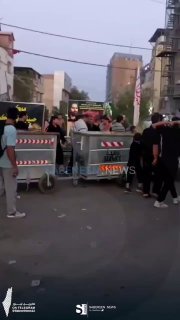 خِدمة… موكبٌ يطهِّر الأرض، ويمسح عن طرقات كربلاء غبار التعب، لتبقى ممهدة لخطى ال…