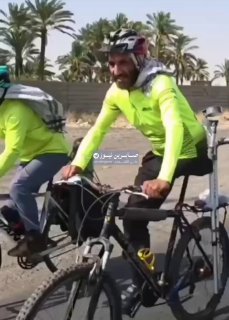 لوحة حسينية بساقٍ واحدة.. زائر من الجمهورية الاسلامية الايرانية يقطع الطريق إلى …