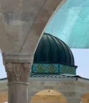 بالفيديو معرض يجسد البطولات ضد الكيان الصهيوني في موكب ندى الأقصى طريق النجف-كرب…