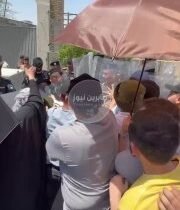 متابعات | بالفيديو توتر وتدافع بين القوات الأمنية ومتظاهرين دفعة الوافدين 2023 أ…