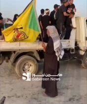 خادم الحسين ذو الشيبة المباركة يحمل راية الحق، راية الشهداء، ليُثبِت للجميع أننا…