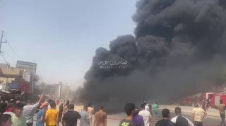 من زاوية اخرى.. انتشار دخان الحريق بشكل كثيف عن موقع الحادث بالفيديو  اندلاع حري…