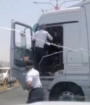 بالفيديو المتداول شرطي مرور يضرب سائق شاحنة لمخالفته للسير وعدم اعطاءه إجازة الس…