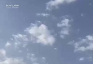 بالفيديو مشاهد لطائرة المسيّرة مجهولة العائدية في سماء منطقة كَسْنَزان بمحافظة أ…