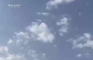 بالفيديو مشاهد لطائرة المسيّرة مجهولة العائدية في سماء منطقة كَسْنَزان بمحافظة أ…