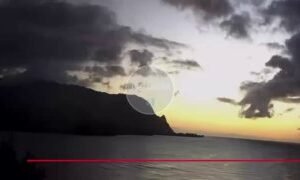 امريكا تراجع مفاجئ وسريع لمياه البحر في كهاي بهاواي مع اقتراب تسونامي امريكا   ت…