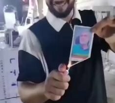 المدعو محمد علوان فليح احد المرتزقة المدفوعين لاثارة الفتن يحرق صورة الشهيد ابو …